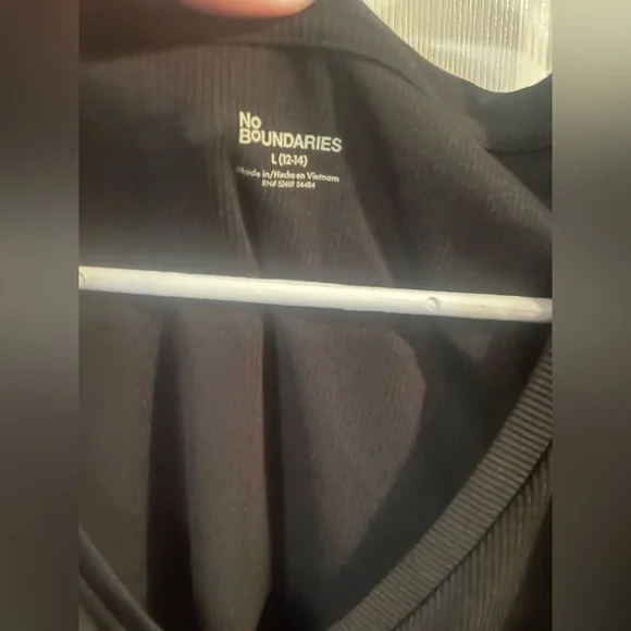 🔴 3/$12 No Boundaries Elegant Black V-Neck Crop Top! NWT! Size Large. - Picture 7 of 8